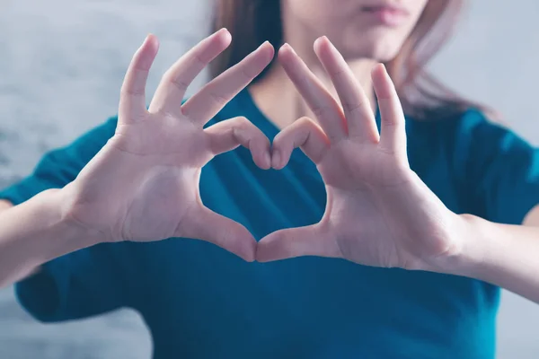 Mujer Joven Mostrando Corazón Con Sus Dedos — Foto de Stock