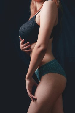 Kadın seksi iç çamaşırlarıyla poz veriyor.