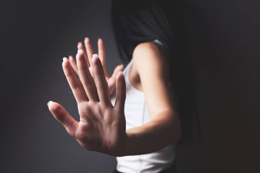 Kadın yüzünü üzüntüyle kapattı.