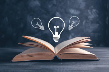 Kitabın üzerinde ampullerin simgeleri
