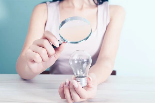 Kvinna Tittar Glödlampa Med Ett Förstoringsglas — Stockfoto