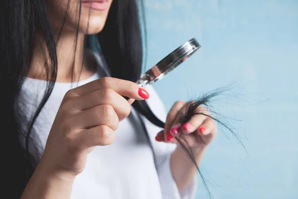 Uma Jovem Olha Para Cabelo Com Uma Lupa — Fotografia de Stock