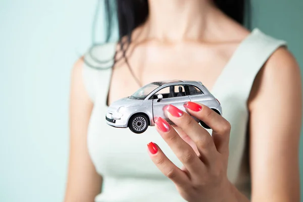 Mão Mulher Segurando Carro Brinquedo — Fotografia de Stock
