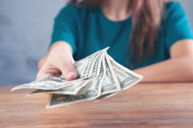 Genç kız para veriyor.