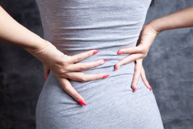 Genç bayanın böbrek ağrısı var.