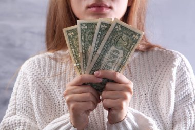 Genç kız dolar sayıyor.