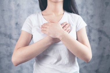 Kadın kollarını göğsüne kavuşturdu.