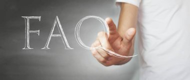 Adam SSS yazısına tıklıyor.