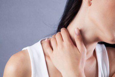 Genç bir kızın boynu ağrıyor.