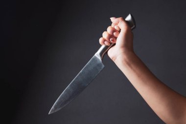 Kadın mutfak bıçağıyla saldırıyor.