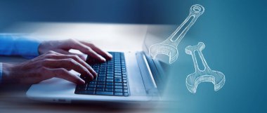 Adam dizüstü bilgisayarla ve yanında anahtarlarla çalışıyor. kavram teknik desteği