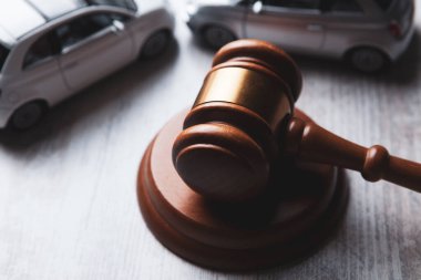 arabalar ve hakimin çekici.