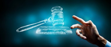 Adam yargıcın çekiç simgesine basıyor.