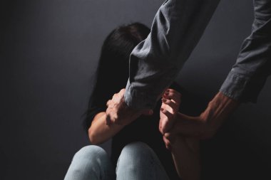 Koca karısına vurmak istiyor. ev içi şiddet