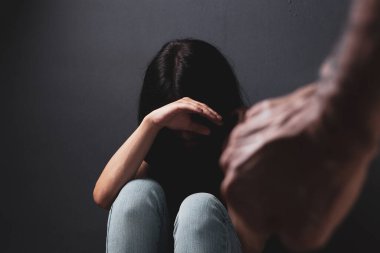 Koca karısına vurmak istiyor. ev içi şiddet