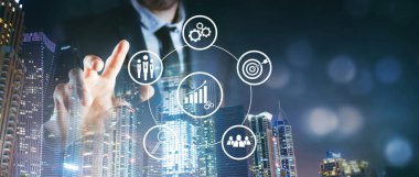 Hedefin, büyütecin, insanların, teçhizatın ve grafiğin bulunduğu ekrana tıklayın. iş analizi kavramı