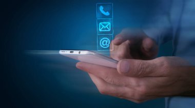 Telefonda tıklama, posta ve köpek simgesi