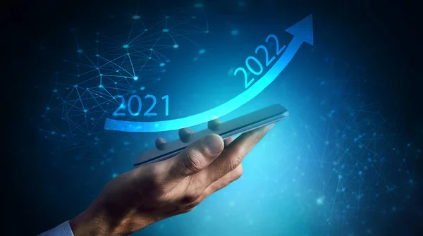 2021 년부터 2022 년까지 전화기에 화살표의 형태로 증가하는 그래프 — 스톡 사진