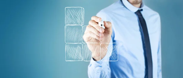 Ein Mann Mit Einem Marker Zieht Eine Leiter Aus Würfeln — Stockfoto