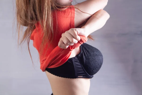Jovem Mulher Sexy Leva Fora Shirt — Fotografia de Stock