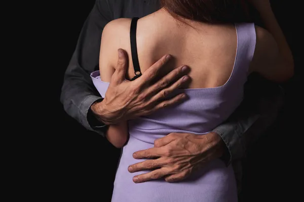 Man Sexuellt Tar Kvinnas Kläder — Stockfoto