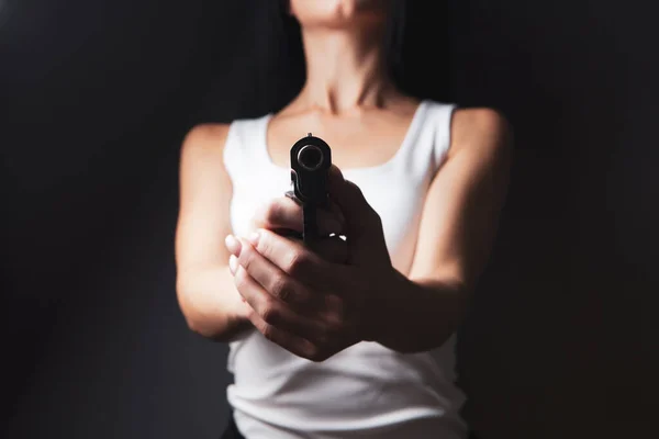 Mujer Joven Sosteniendo Una Pistola —  Fotos de Stock
