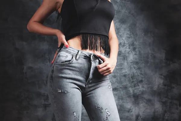 Jovem Mulher Jeans Posando — Fotografia de Stock