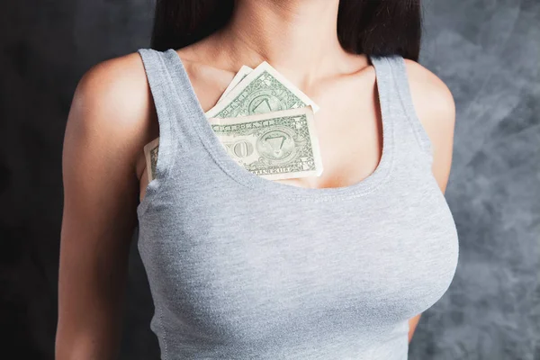 Vrouw Met Geld Haar Borst — Stockfoto