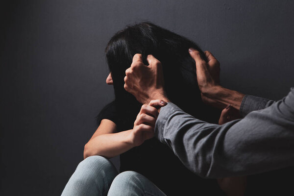 Муж дергает жену за волосы. домашнее насилие