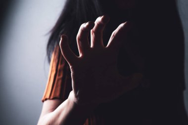 Kadın karanlıkta saldırmak istiyor.