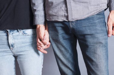 Erkek ve kadın el ele tutuşuyor