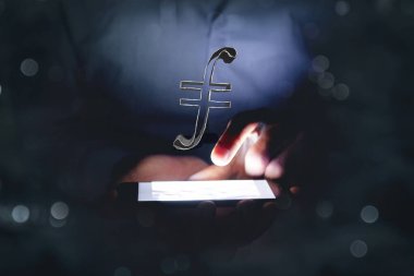Adam telefonda Filecoin sembolüne tıklıyor.