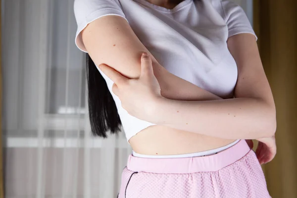 若い女の子の腕が痛い — ストック写真