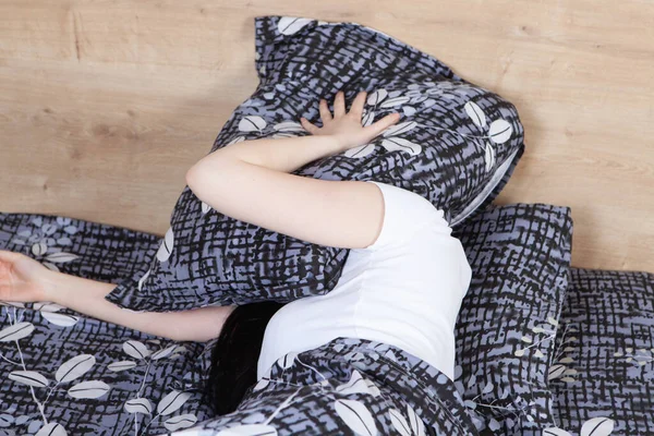 Menina Cobriu Cabeça Com Travesseiro — Fotografia de Stock