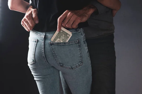 Hombre Roba Dinero Del Bolsillo Trasero Una Mujer — Foto de Stock