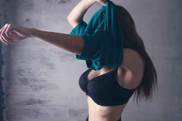Sexy Młoda Kobieta Zdejmuje Jej Ubrania — Zdjęcie stockowe