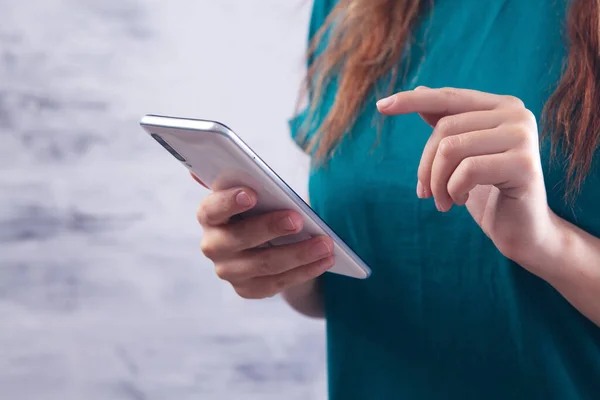 Una Joven Para Con Teléfono — Foto de Stock