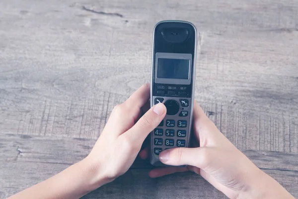 女性が自宅の有線電話で番号をダイヤルし — ストック写真