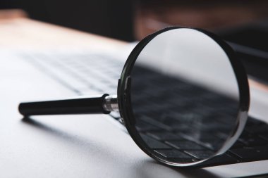 Dizüstü bilgisayarda büyüteç. Web arama kavramı