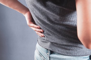 Genç bayanın böbrek ağrısı var.