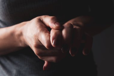 Genç bayanın parmağı ağrıyor.