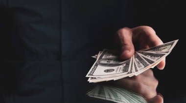 Masada dolarları tutan adam.