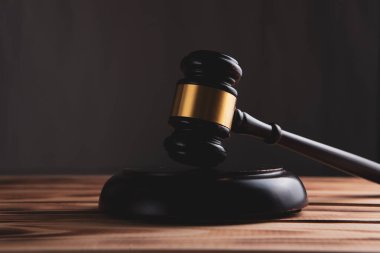 Yargıcın çekici masada.