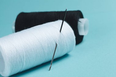 Masadaki siyah beyaz iplik