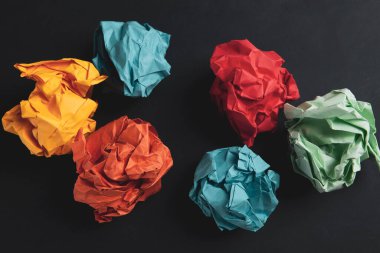 Masaya buruşmuş kağıtlar.