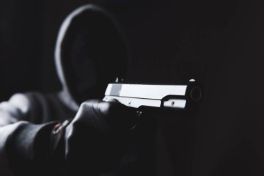 Maskeli adam silah taşıyor.