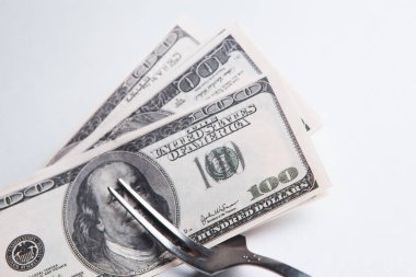 Çatalın üzerinde bir banknot.