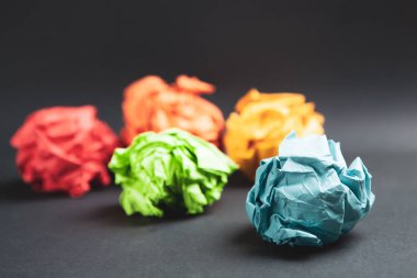 Masaya buruşmuş kağıtlar.