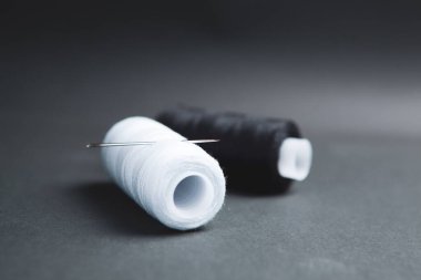 Masadaki siyah beyaz iplik