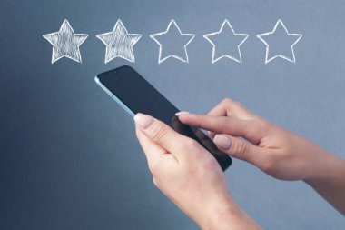 Değerlendirme için beş yıldız. Elinde telefon tutan bir kız. çevrimiçi değer biçme